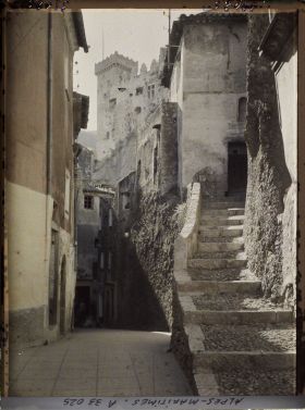 Image représentant Une rue du village dominée par le château