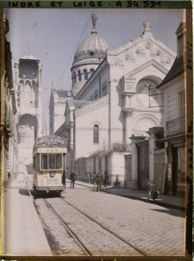 Image représentant Le tramway ligne C, rue Descartes avec la tour Charlemagne effondrée et la basilique Saint-Martin