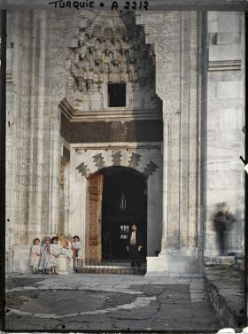 Image représentant Un homme et des fillettes devant l'entrée de la Yesil Camii (la mosquée Verte) datant de 1424