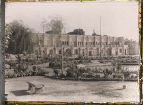 Image représentant Grand bâtiment moderne (actuel Ministère des P.T.T. ?), place des Canons