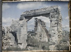 Image représentant France, Craonelle, Les restes de l'Eglise à travers une porte