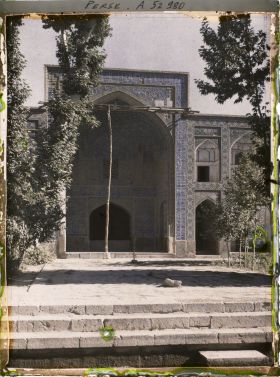 Image représentant La Madreseh Mader-i-Chah, école coranique dite "de la mère du Chah" (1714), entrée de la salle de prière de l'autre côté de la cour