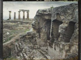 Image représentant Au premier plan, l'une des trois absides à trois niches de la Fontaine Pirène inférieure. A l'arrière plan, colonnes du Temple d'Apollon