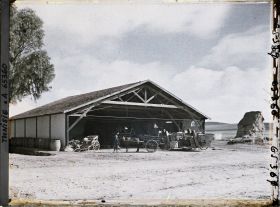 Image représentant Un grand hangar à matériel agricole dans la ferme Marchand