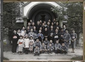 Image représentant Le père Cesselin et ses fidèles devant la chapelle