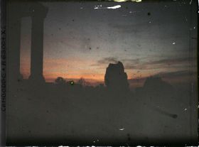 Image représentant Coucher de soleil sur la terrasse cruciforme à laquelle aboutit la " grande chaussée " (?)