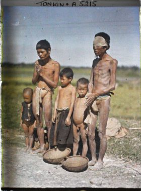 Image représentant Des mendiants aveugles et des enfants au bord d'une route