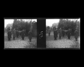 Image représentant Personnalités japonaises (dont probablement Masaharu Anesaki et le baron Ichiro Motono) à l'Université impériale de Tokyo