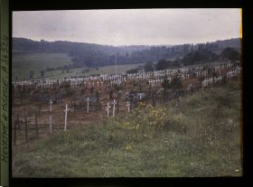 Image représentant France, Bois Le Prêtre, Une vue d'ensemble du Cimetière du Pétant