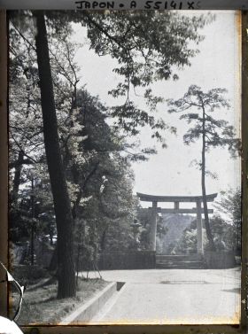 Image représentant Premier torii (Ichi-no-torii) de l'entrée du sanctuaire Hôkoku-jinja (Toyokuni-jinja)