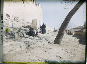 Image représentant Grèce, Salonique, Une fontaine au pied des remparts