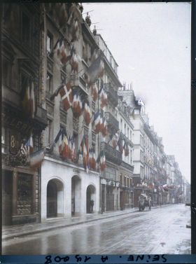 Image représentant La rue de Richelieu décorée de drapeaux, au niveau du n°100