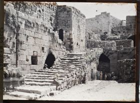 Image représentant La cour vue du nord en direction du sud