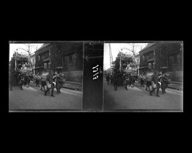 Image représentant Scènes de rue, défilé de chars de réclame