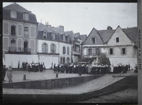 Image représentant La procession de la Fête-Dieu devant le reposoir du port de Saint-Goustan