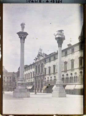 Image représentant Les deux colonnes de la place des Seigneurs
