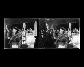 Image représentant Zhengyangmen ("porte Face au Midi"), appelée aussi Qianmen ("porte Antérieure"). Fidèles à l'entrée du sanctuaire de Guandi, à l'occasion du Nouvel An