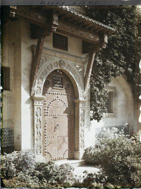 Image représentant La porte d'entrée d'une belle demeure ou d'un palais