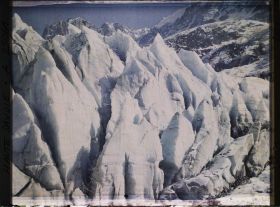 Image représentant France Les Alpes, Les Bossons,  Glacier des Bossons, lieu dit des Pyramides, et l'aiguille du Midi