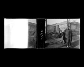 Image représentant Un jeune homme vêtu d'une veste et d'un pantalon en coton matelassé, portant sur ses épaules un long manteau sur Dingzijie ("rue en Forme de T"), appelée aussi Bamiancao (lieu-dit "l'Auge à Huit Faces")