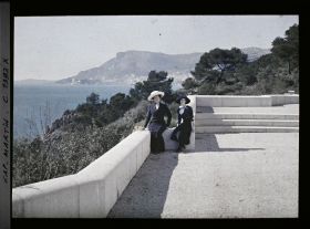 Image représentant La baronne Bertha von Schoen et sa fille Marie-Yvonne sur la terrasse de la villa d'Albert Kahn