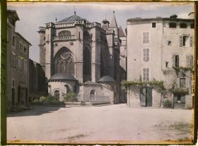 Image représentant France, Cahors, Le chevet de la Cathédrale et la place Champollion