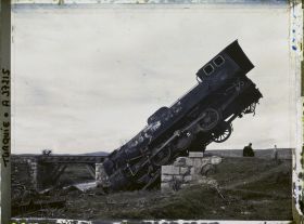 Image représentant Locomotive accidentée (lors de la guerre ?)