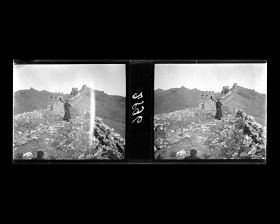 Image représentant Un Chinois sur le chemin de ronde de la section nord et les fortins no 2 à 8 de la Grande Muraille