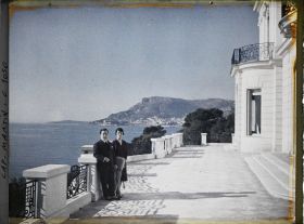 Image représentant Le prince et de la princesse de Corée, invités par Albert Kahn, sur la terrasse de la grande villa