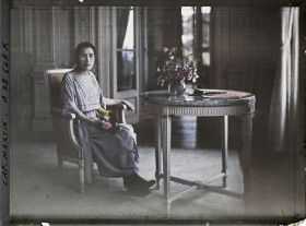 Image représentant Madame Itschimoura, invitée par Albert Kahn dans un salon de sa villa