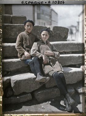 Image représentant Espagne, La Corogne, Deux frerès de famille Gallega, nés à la Corogne, l'un noir, l'autre un peu blond.