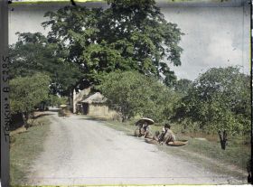 Image représentant Des mendiantes aveugles au bord de la route à la sortie d'un village