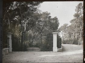 Image représentant Le portail d'entrée de la grande villa, avenue Douine