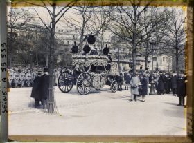 Image représentant Les funérailles de l'ambassadeur des États-Unis Myron Herrick, le passage du corbillard avenue d'Iéna