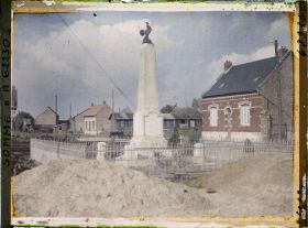 Image représentant Somme, Pozières, Monument aux Morts du Village