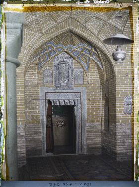 Image représentant L'intérieur du tombeau supposé d'Esdras ou Ezra, grand prêtre juif à la cour de Perse, au Ve siècle avant J.-C.