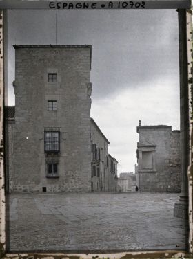 Image représentant Espagne, Avila, Vieilles maisons particulières s/ la place de la Cathédrale, le pavé de la place en granite et grès