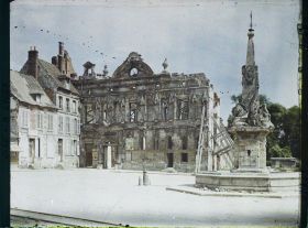 Image représentant France, Noyon, La Vieille Fontaine et l'Hôtel de Ville