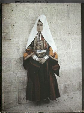 Image représentant Bethléemitaine chrétienne en costume de fête