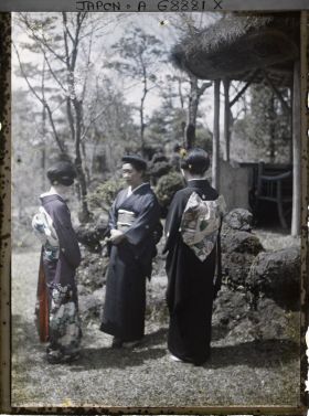 Image représentant Trois femmes en kimono dans un jardin
