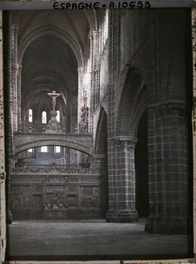 Image représentant Espagne, Avila, La nef principale de la Cathédrale vue du fond de l'Eglise (l'ensemble est en granite)