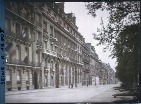 Image représentant Immeubles décorés et canons exposés sur l'avenue des Champs-Elysées (au niveau du n°146)