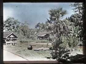 Image représentant Des habitations au bord du stu'ng Siem Reap, tournant le dos à la rivière pour se conformer à des données astrologiques