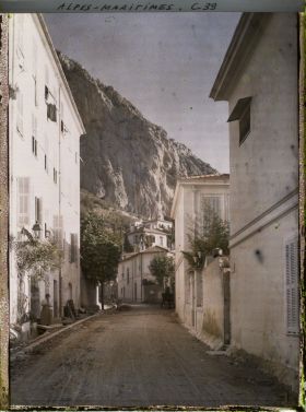 Image représentant Une rue de Menton- Garavan (actuellement avenue Aristide Briand) à proximité de la frontière italienne