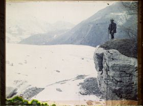 Image représentant France Les Alpes, Glacier des Bossons : La moraine des Bossons, au fond, le Prarion, la Tête Noire et le Col de la Forela