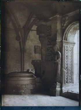 Image représentant Le puits du cloître, église de Saint-Trophime