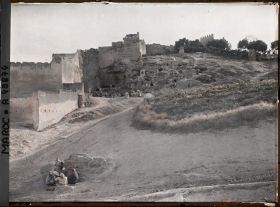 Image représentant Les conteurs et leur auditoire sous les remparts près de la porte Bâb Guissa