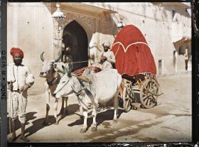 Image représentant Une voiture à armature et roues de bois (ekka), couverte pour le transport des femmes