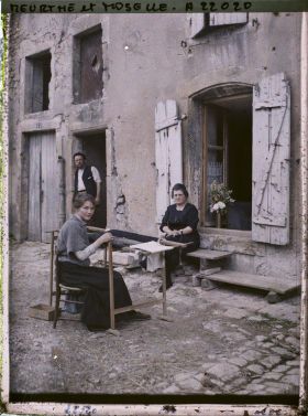 Image représentant Une jeune fille faisant de la broderie perlée