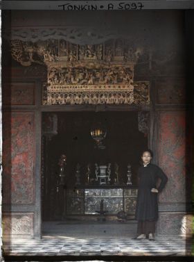 Image représentant Une Annamite devant un autel du temple de Chan-vu (ou Tran-vu) dans le quartier de la Citadelle (le Grand Lac)